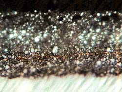The image shows that the gold dust of another brands paint has not mixed and is seperating the 2 layers with gold dust.